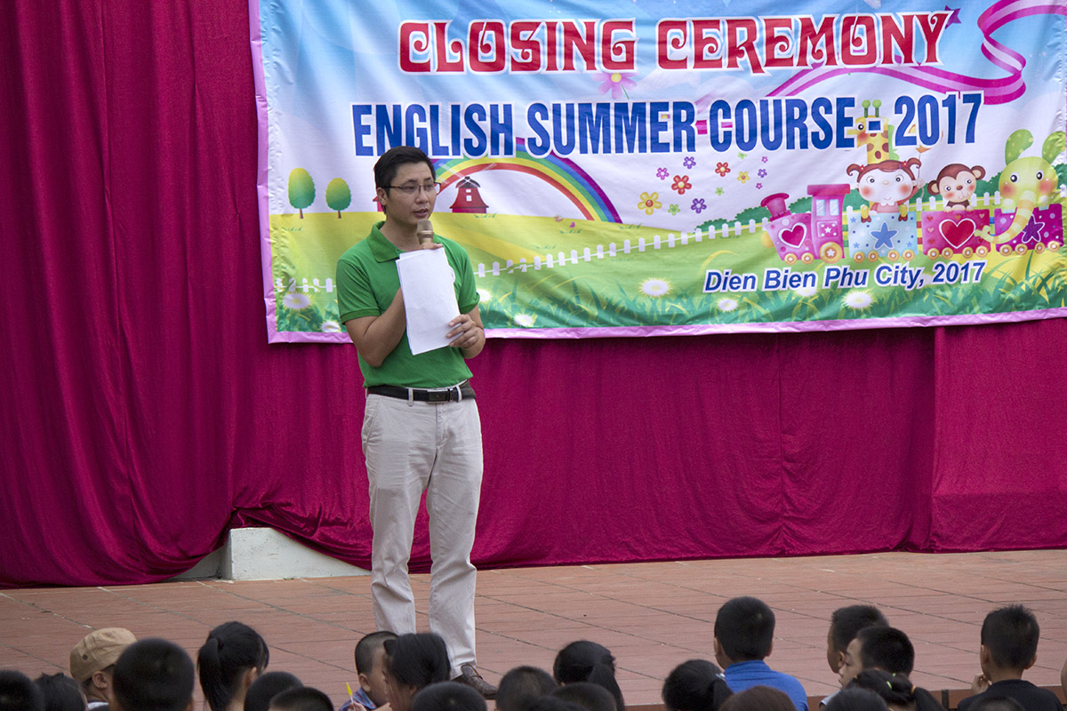 Thầy Phạm Thiên Vương dẫn chương trình đang ổn định tổ chức và hướng dẫn các em học viên nhí