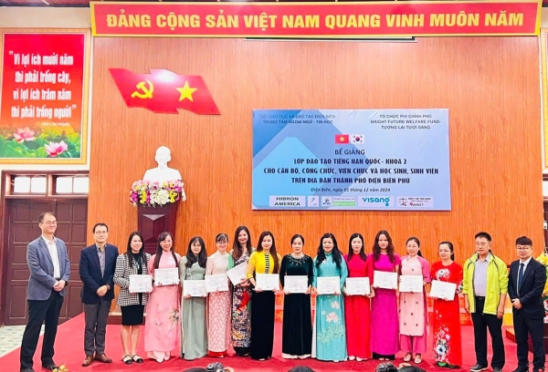 Đại biểu Hàn Quốc trao chứng nhận hoàn thành khoá học cho học viên