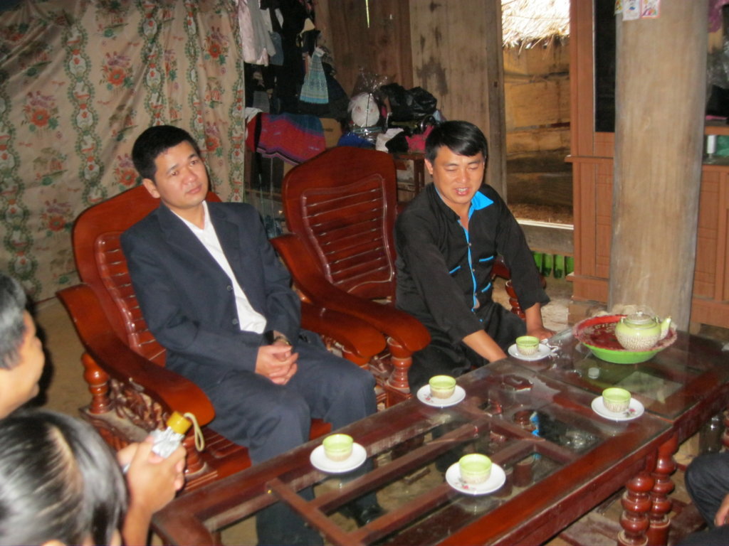 Anh Hờ A Chư - Phó Chủ tịch xã tiếp đón lớp tiếng Mông