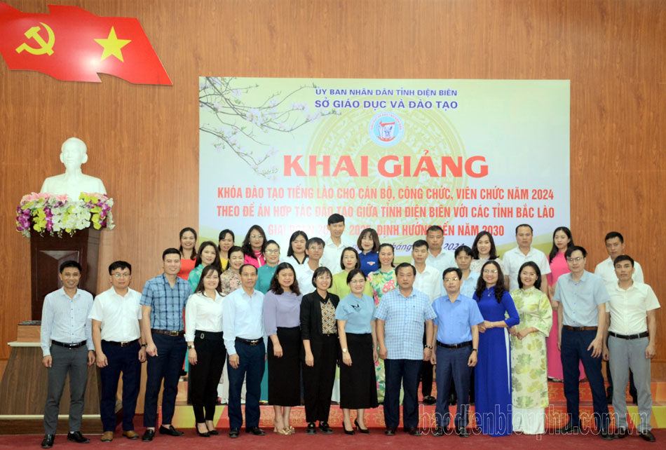 Đại biểu và các học viên tham gia khóa đào tạo tiếng Lào chụp ảnh lưu niệm tại lễ khai giảng.