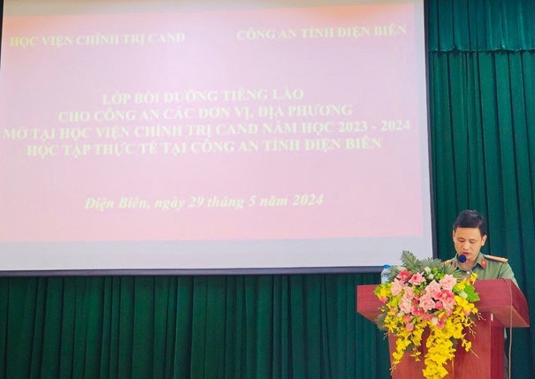 Học viên lớp tiếng Lào tham gia chương trình giao lưu phát triển kỹ năng ngôn ngữ