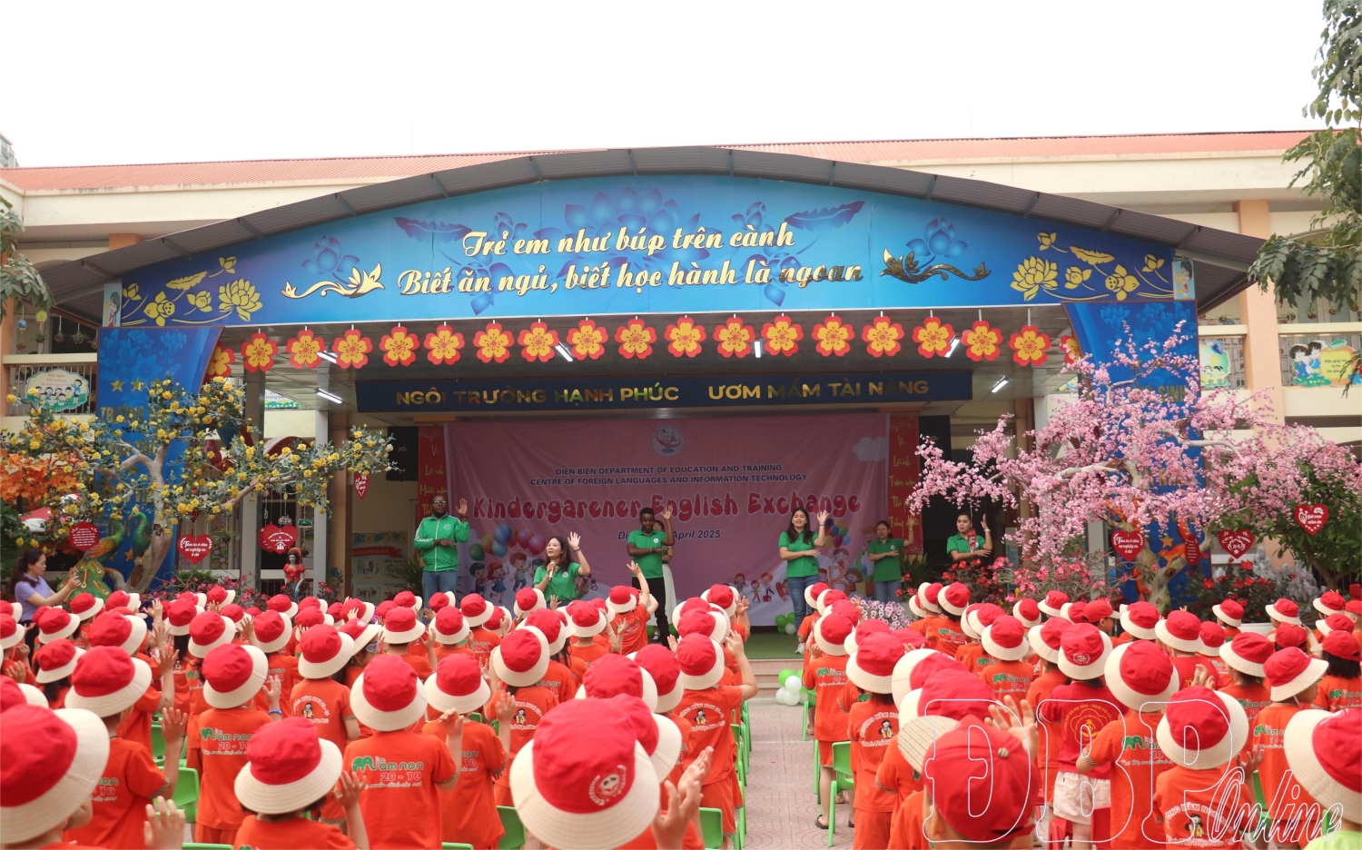 Học sinh toàm trường tham gia hoạt động (Nguồn ảnh: Báo Điện Biên Phủ)